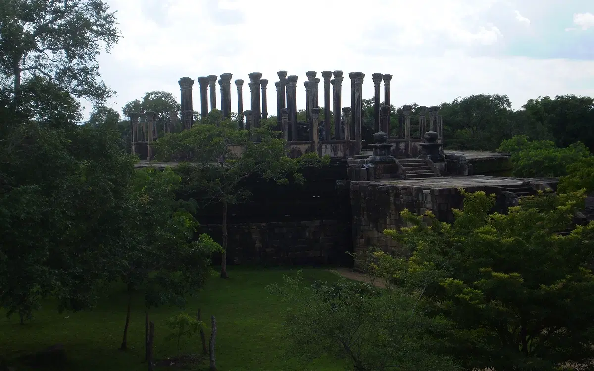 Discover timeless ruins!